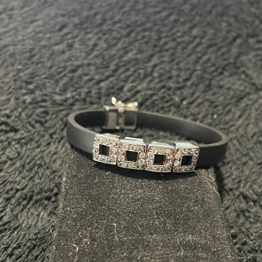 Silver Bracelet (925)& Silicone with Cubic Zirconia stones.
Bracelet from Italy.